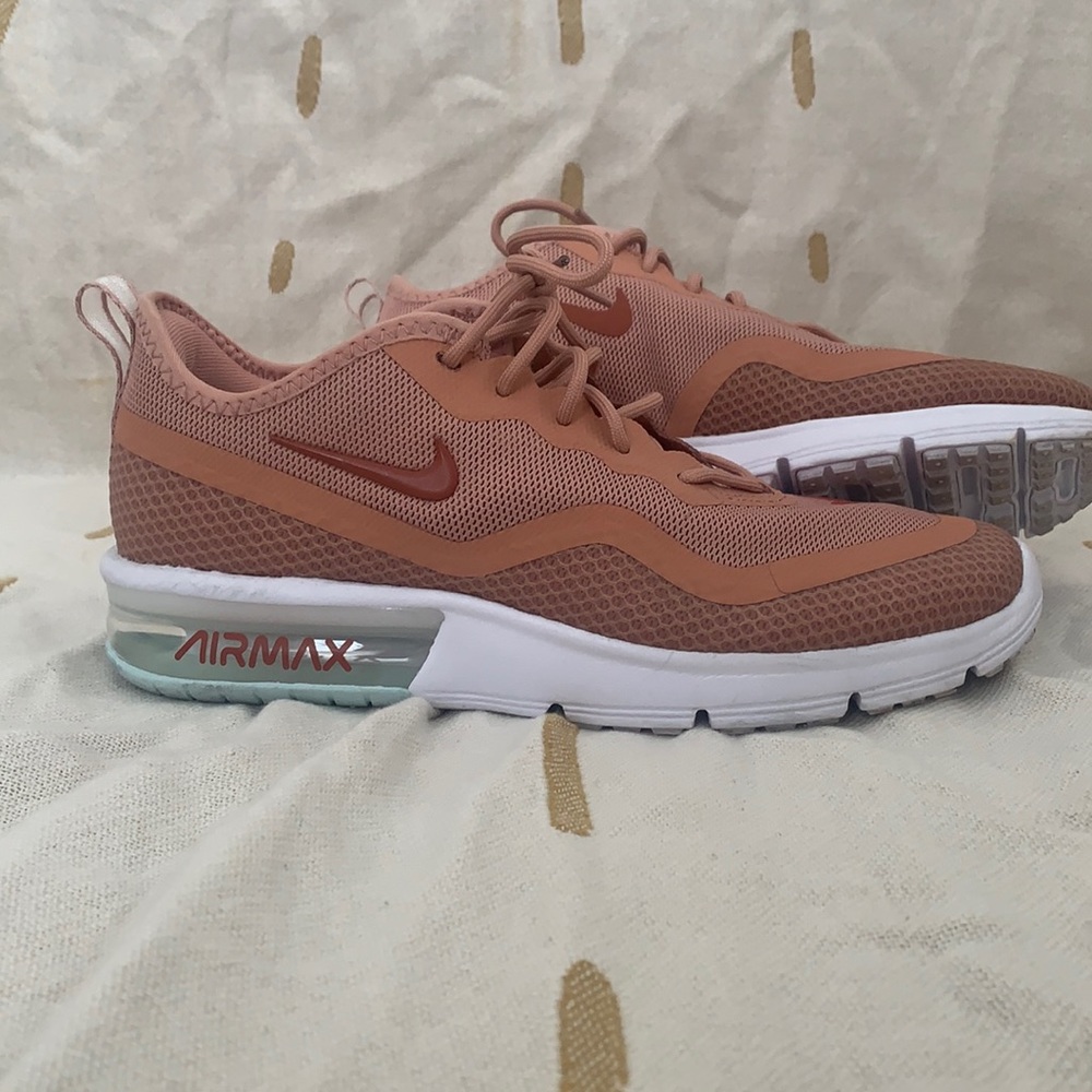 NIKE AIR MAX SIZE 7 WOMENS